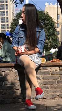 包臀裙肉丝袜清纯美女树下休息