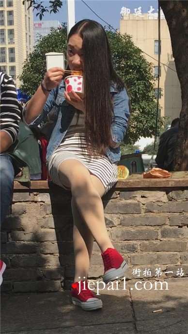 包臀裙肉丝袜清纯美女树下休息