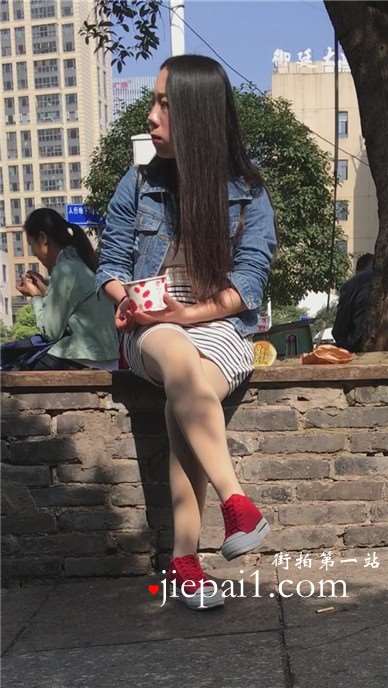 包臀裙肉丝袜清纯美女树下休息