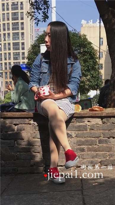 包臀裙肉丝袜清纯美女树下休息