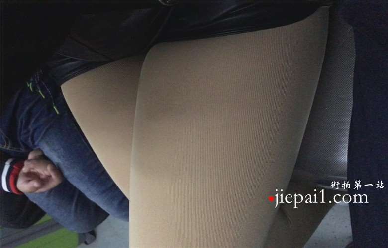 地铁贴身拍摄肉丝袜美腿