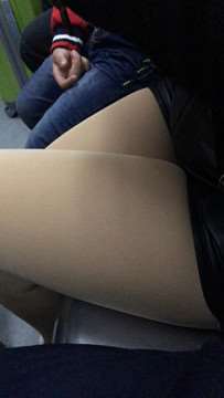 地铁贴身拍摄肉丝袜美腿