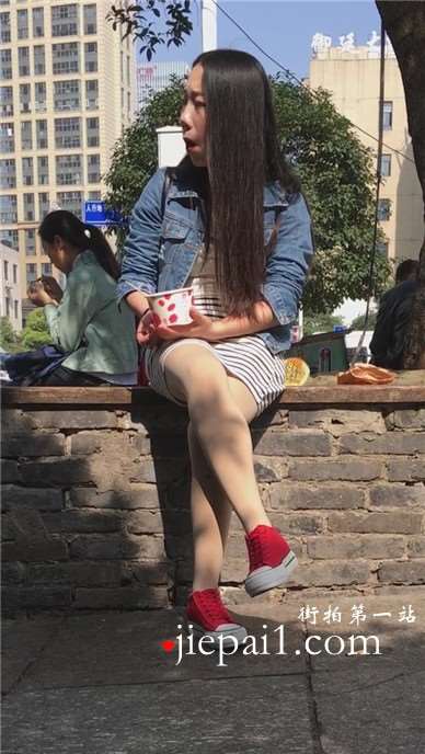 包臀裙肉丝袜清纯美女树下休息