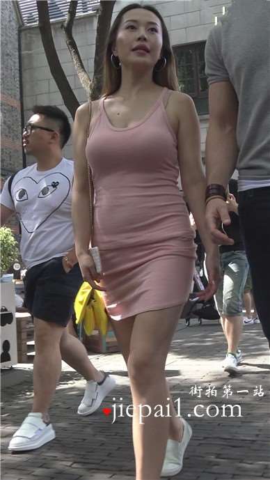 4k-街拍粉色连衣裙丰满美女跟老外男友逛街 [3.21 GB]