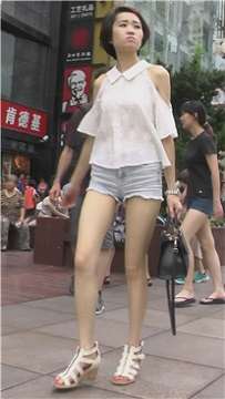 街拍性感高挑长腿热裤短发美女 [466 MB]