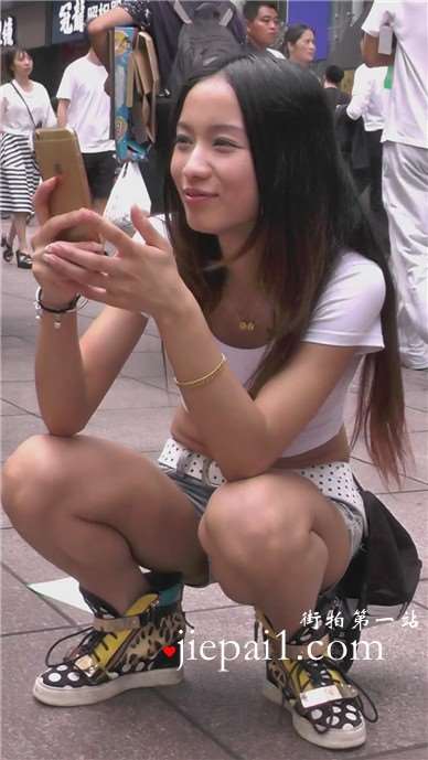 街拍性感小蛮腰露脐短裤丰满美少妇 [744 MB]