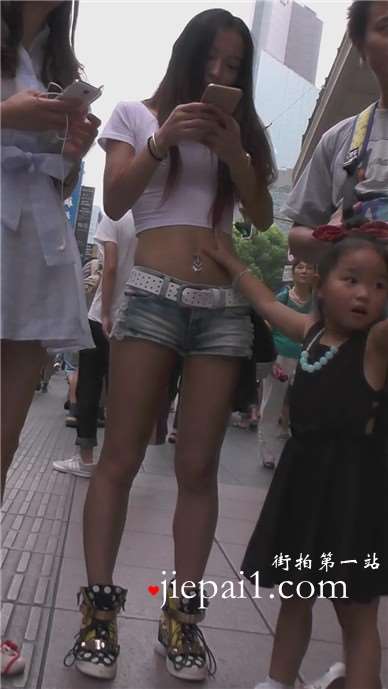 街拍性感小蛮腰露脐短裤丰满美少妇 [744 MB]