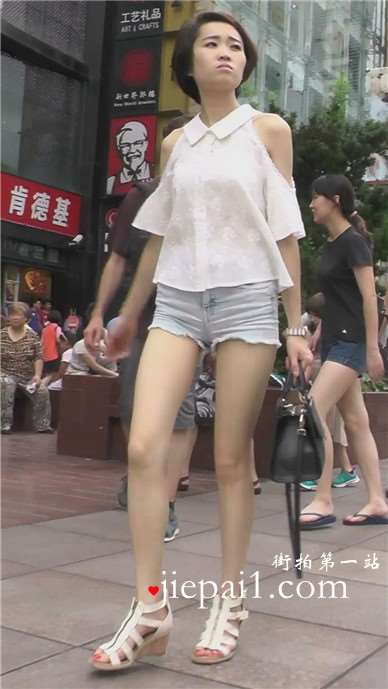 街拍性感高挑长腿热裤短发美女 [466 MB]