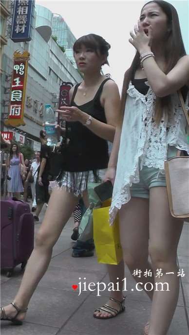 街拍白短热裤笑容灿烂美女逛服装店 [953 MB]