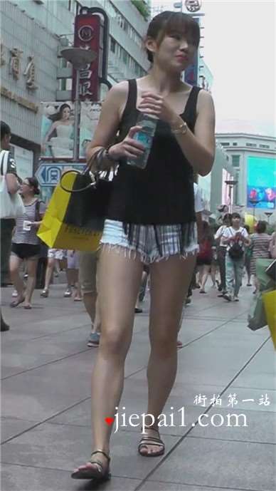 街拍白短热裤笑容灿烂美女逛服装店 [953 MB]