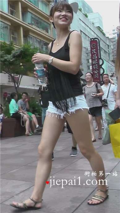 街拍白短热裤笑容灿烂美女逛服装店 [953 MB]