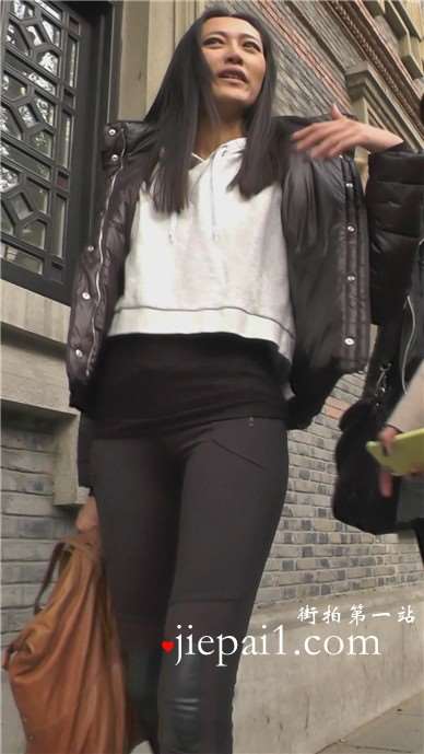 街拍身材劲爆运动鞋长腿美女姐姐 [1.35 GB]