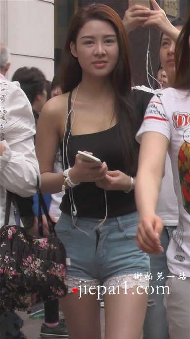 街拍清纯热裤美女，笑容能迷死人 [2.86 GB]