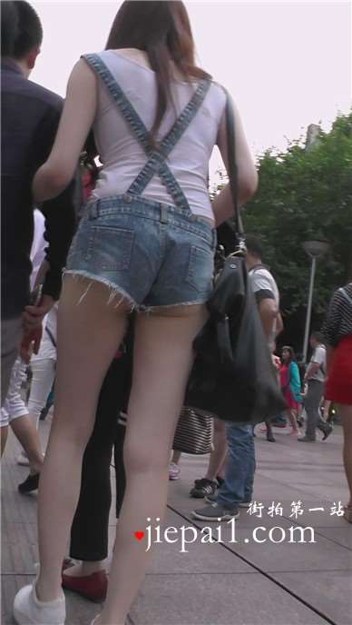 街拍背带牛仔热裤白色运动鞋甜美女孩[1.44 GB]