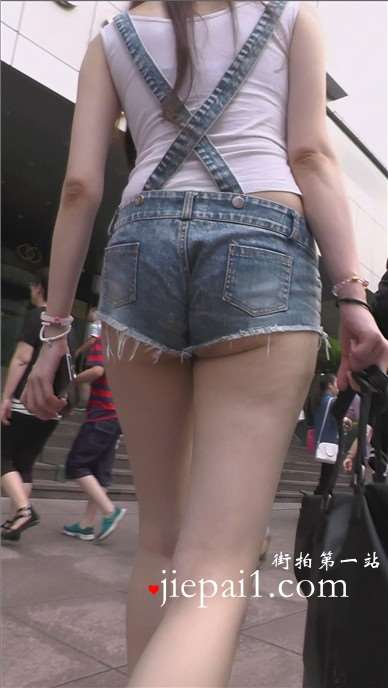街拍背带牛仔热裤白色运动鞋甜美女孩[1.44 GB]