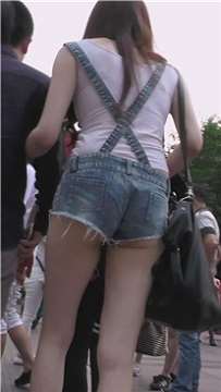 街拍背带牛仔热裤白色运动鞋甜美女孩[1.44 GB]