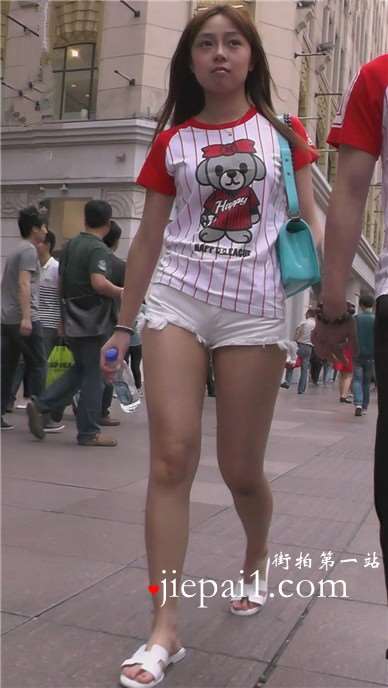 街拍情侣衫白热裤清纯小美女 [1.33 GB]