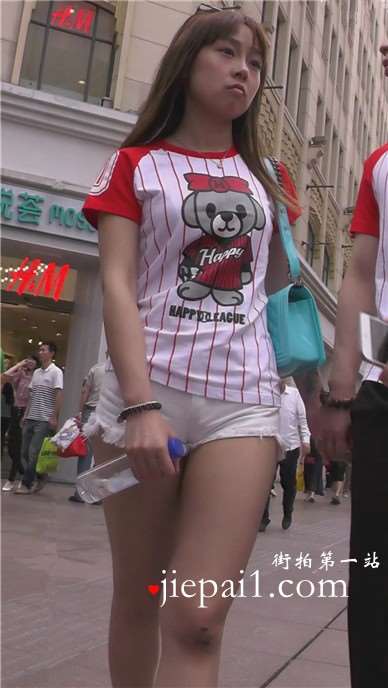 街拍情侣衫白热裤清纯小美女 [1.33 GB]