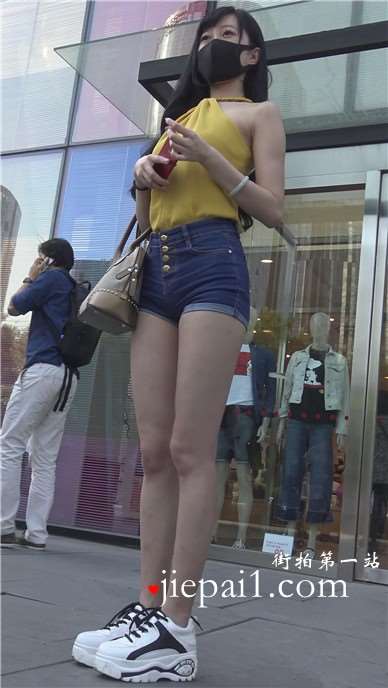 4k-街拍黄衣牛仔短裤苗条身姿颜值超高小姐姐 [2.75 GB]