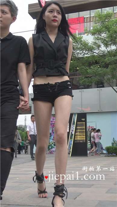 4k-街拍劲爆好身材短裤美女跟男友大街上秀恩爱[1.13 GB]