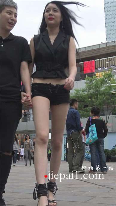 4k-街拍劲爆好身材短裤美女跟男友大街上秀恩爱[1.13 GB]