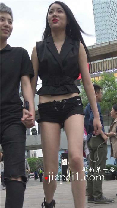 4k-街拍劲爆好身材短裤美女跟男友大街上秀恩爱[1.13 GB]