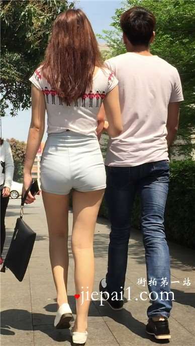 街拍青春洋溢苹果臀高腰热裤美少女 [1.53 GB]