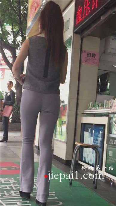 街拍灰色紧身裤美臀性感熟女内痕明显 [1.87 GB]