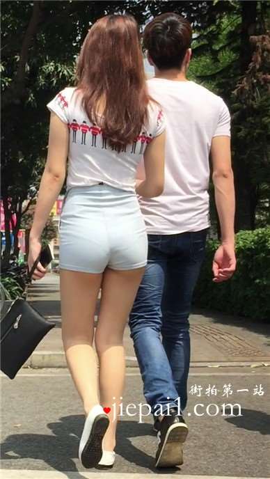 街拍青春洋溢苹果臀高腰热裤美少女 [1.53 GB]