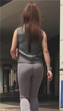 街拍灰色紧身裤美臀性感熟女内痕明显 [1.87 GB]