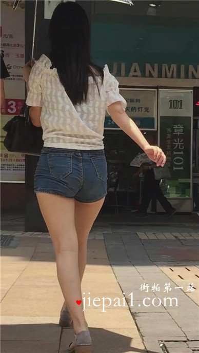街拍紧身牛仔热裤美腿美眉 [365 MB]