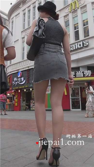 街拍美腿高跟性感碎边包臀牛仔裙美女 [1.39 GB]