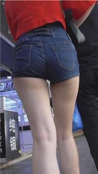 性感美臀美腿美眉于男友逛街真开心 [357 MB]