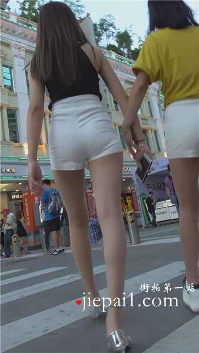 街拍白色高腰热裤性感美腿美少女 [1.26 GB]