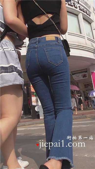 街拍性感的紧身牛仔裤宽臀美眉 [533 MB]