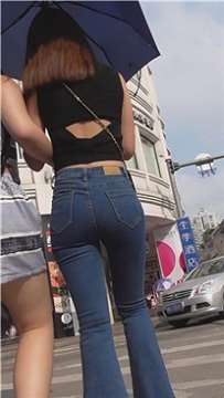 街拍性感的紧身牛仔裤宽臀美眉 [533 MB]