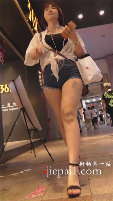 街拍超短热裤丰满肥臀短发美眉 [1.22 GB]