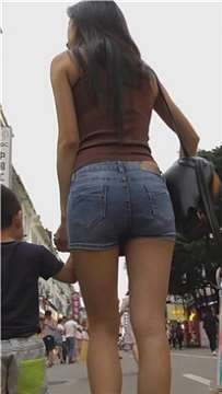 街拍高挑性感牛仔热裤长腿小背心美少F [1.16 GB]