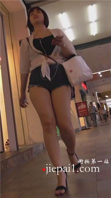 街拍超短热裤丰满肥臀短发美眉 [1.22 GB]