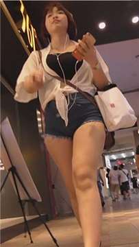 街拍超短热裤丰满肥臀短发美眉 [1.22 GB]