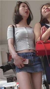 街拍超短牛仔热裤露脐短发美女 [518 MB]