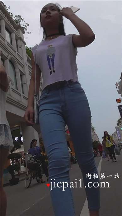 街拍极品苗条好身材蓝牛美女姐姐 [633 MB]