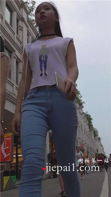街拍极品苗条好身材蓝牛美女姐姐 [633 MB]