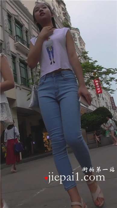 街拍极品苗条好身材蓝牛美女姐姐 [633 MB]