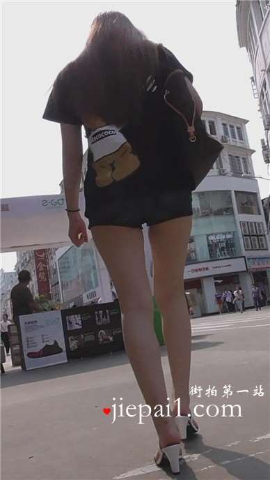 街拍抽烟的性感长腿热裤美女姐姐 [533 MB]