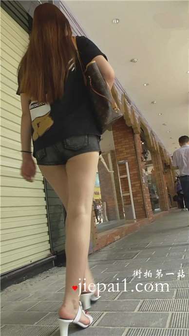 街拍抽烟的性感长腿热裤美女姐姐 [533 MB]