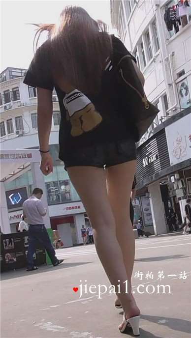 街拍抽烟的性感长腿热裤美女姐姐 [533 MB]