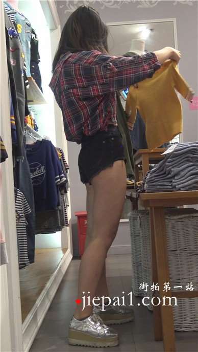 4k-高腰蜜臀格子衫大嘴美眉逛服装店 [1.81 GB]