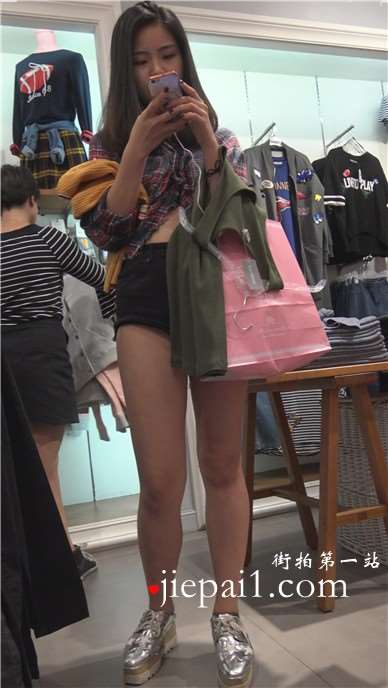 4k-高腰蜜臀格子衫大嘴美眉逛服装店 [1.81 GB]