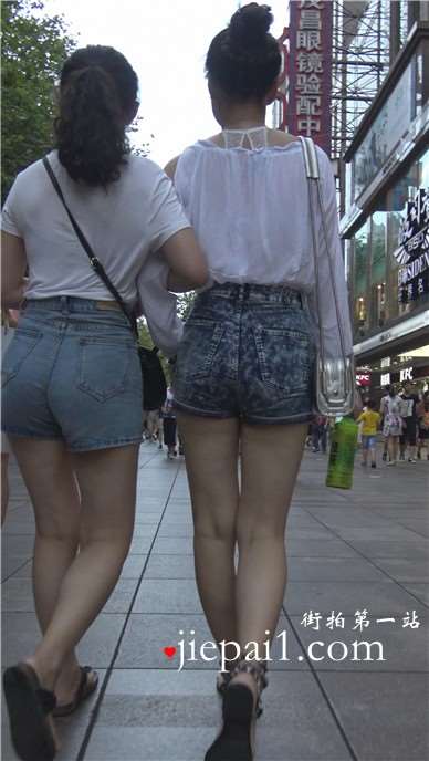 4k-热裤白衬衫美女姐妹 [2.67 GB]